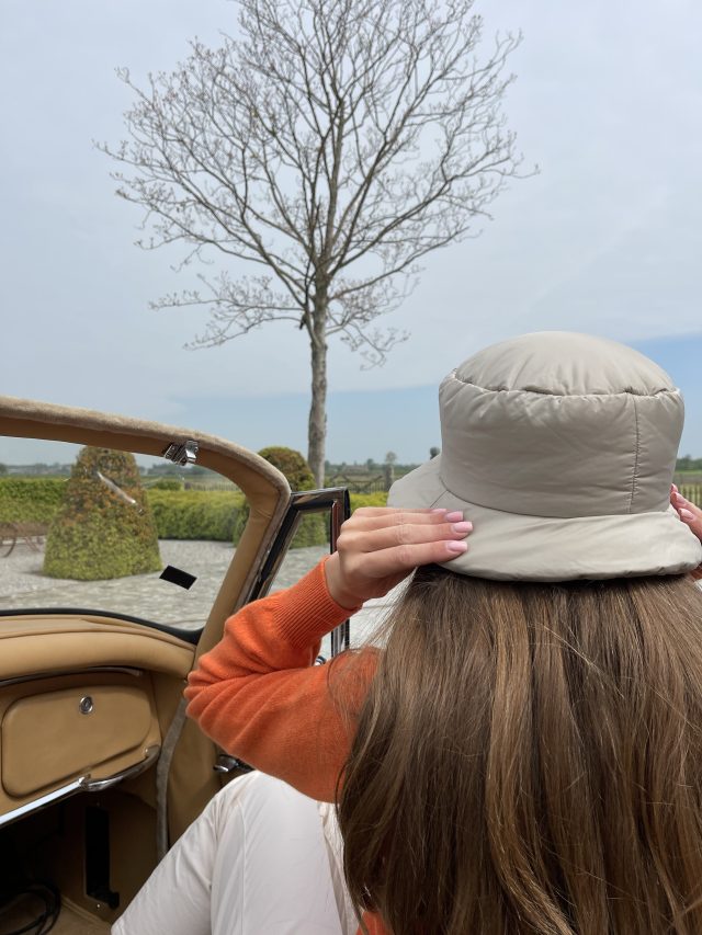 girl in bucket hat beige oldtimer