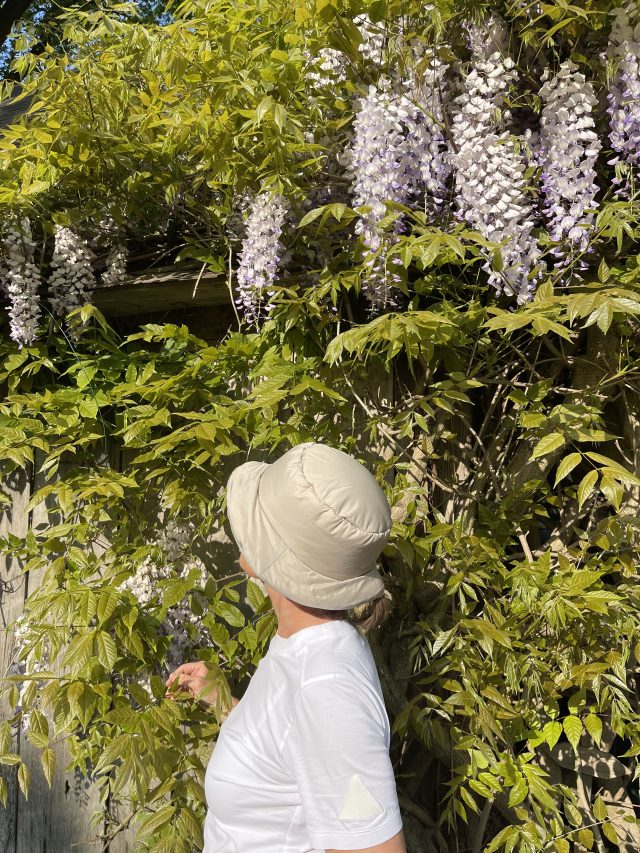 mother in bucket hat beige